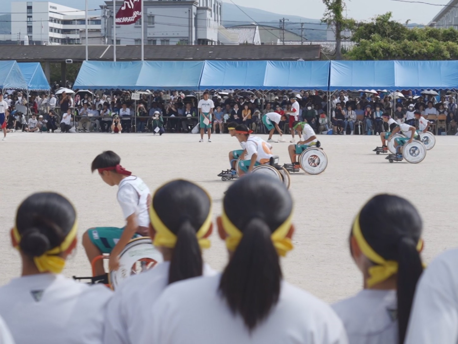 全国初！長崎県立大村工業高等学校の体育祭で、新たに開発した「パラサポ！ミライ」での車いすリレーを実施